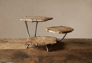 Planche de service rustique en bois pétrifié la plus vendue avec pieds en fer forgé, plateau à fromage en pierre naturelle, support à charcuterie à bords naturels - Product Image 3