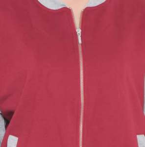 Veste varsity pour femme de haute qualité, conçue avec un tissu respirant, des poignets côtelés et une coupe décontractée pour un style streetwear quotidien. - Product Image 5