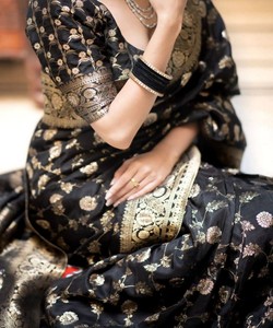Sari de Seda Negra con Bordado Dorado, Traje Tradicional Indio para Bodas, Estilo Banarasi, Sari Largo Hasta el Suelo para Mujer - Product Image 2