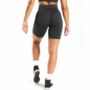 Shorts de Yoga de Cintura Alta Color Verde Oliva, 100% Algodón, Estilo Urbano, con la Frase 'Never Hide Your Wings' en la Pierna Derecha - Product Image 5