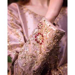 Tenue de soirée XL avec broderie en fil et paillettes - Product Image 3