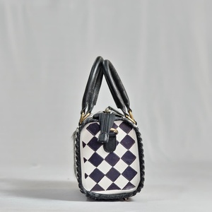 Nouveau sac à main et bandoulière élégant pour femme en cuir véritable artisanal à motif à carreaux de style western pour un usage quotidien - Product Image 3