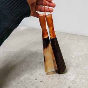 Cuchara para zapatos de cuerno de búfalo y buey hecha a mano de primera calidad con mango antiguo de hueso y correa de cuero al mejor precio - Product Image 1
