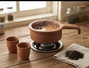 Pot en argile fait main avec poignée, cocotte traditionnelle en terre cuite pour cuisson sur cuisinière, motif végétal, thème nature - Product Image 6