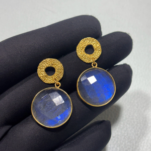 Elegantes Pendientes Colgantes de Plata de Ley Chapada en Plata Hechos a Mano con Gema Cabujón Ovalada de Labradorita, Regalo de Boda para Mujer - Product Image 1