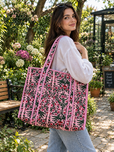 Sac fourre-tout floral fait main |   Sac à bandoulière en coton matelassé rose pour femmes |   Imprimé botanique pour grand sac de voyage et de plein air pour femme - Product Image 4