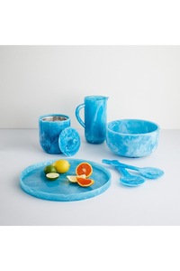 Jarra de agua azul de resina con asa, 1 litro, apta para lavavajillas, utensilio de cocina para servir en el hogar o en fiestas. - Product Image 3