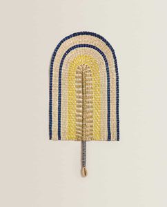 Abanico de paja azul y amarillo tejido a mano, ecológico, con diseño geométrico étnico, para refrescarse en fiestas de verano y la playa. - Product Image 3