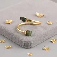 Bague en pierres précieuses naturelles brutes de péridot et de tourmaline verte, en laiton plaqué or 18 carats, design minimaliste, ajustable, unisexe