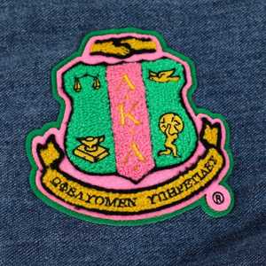 Sudadera con capucha de mezclilla AKA Chenille Dark Washed con cremallera completa, unisex, con letras griegas bordadas, estilo streetwear premium, informal. - Product Image 3