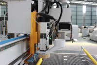 Machine de découpe de bois CNC 5 axes avec 45 degrés de rotation °   Tête rotative pour lame de scie, centre de travail du bois multifonctionnel pour surfaces courbes complexes