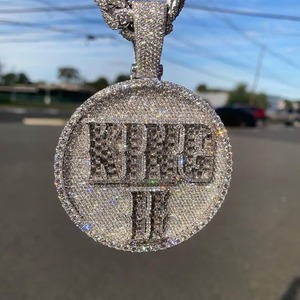 Pendentif Iced Out "King It" |   Pendentif circulaire personnalisé |   Pendentif charme Hip Hop |   Bijoux pour rappeurs |   Pendentif en moissanite VVS1 - Product Image 3