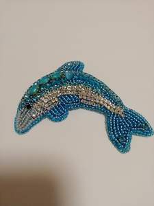 Broche decorativo artesanal con cuentas, diseño bordado, a precio económico. - Product Image 4