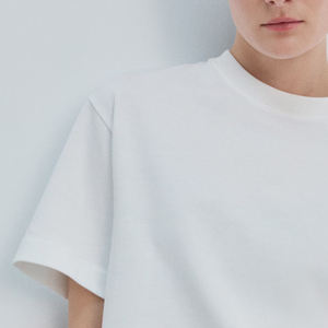 T-shirt en coton pour femme, col rond, coupe oversize, avec logo, style urbain chic / T-shirt élégant pour le quotidien, tendance 2026 - Product Image 3