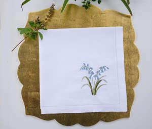 Serviette de table carrée en lin brodée sur mesure, motif muguet bleu, faite à la main, avec ourlet festonné, durable, pour événements domestiques et professionnels - Product Image 4