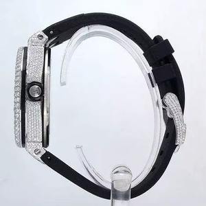 Montre en diamant avec logo personnalisé, fabrication indienne, sertie de cristaux lourds, pour la promotion de la marque, disponible à la vente. - Product Image 5