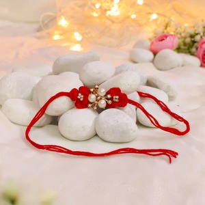 Rakhi de Diseño Étnico con Flores de Plástico Tejidas a Crochet y Centro de Perlas, Regalo Tradicional para Raksha Bandhan - Product Image 2