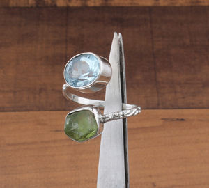 Anillo de Piedras Preciosas Personalizado con Engaste de Dos Hileras de Topacio Azul Natural y Peridoto en Plata de Ley Clásica, Regalo Unisex - Product Image 4