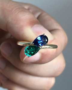 Anillo de compromiso Toi Et Moi con circonita cúbica de corte pera verde y azul de 2.50 CTW, anillo de promesa de oro de 14K para ella - Product Image 2