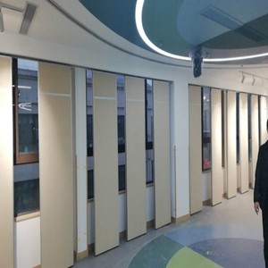 Paneles Acústicos MDF de 85 mm con Acabado Laminado para Salas de Conferencias Móviles en Campus, Divisores Flexibles para Salas de Simposios - Product Image 3