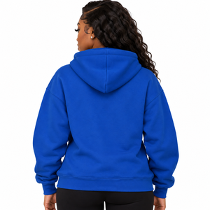 เสื้อฮู้ดสีเหลืองทอง Sigma Gamma Rho พร้อมดีไซน์ตัวอักษรกรีกแบบนูนสีน้ำเงิน มีเชือกผูกที่ฮู้ดและกระเป๋าแบบจิงโจ้ สำหรับเครื่องแต่งกายชมรมนักศึกษา - Product Image 2