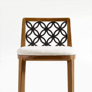Chaise de comptoir décorative en teck avec dossier géométrique, assise rembourrée douce et repose-pieds sculptural, fabriquée à Jepara - Product Image 3