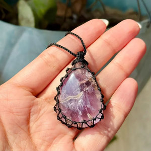 สร้อยคอจี้หินอะเมทิสต์ทำมือ รูปทรงหยดน้ำสีม่วง เชือกสีดำ สไตล์โบโฮ เครื่องประดับเพื่อการบำบัด - Product Image 1
