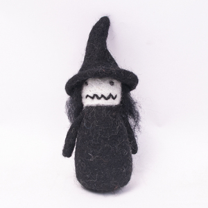 Sorcière noire en feutre de laine faite à la main – Petite figurine en feutre aiguilleté, décoration d'Halloween, cadeau - Product Image 1