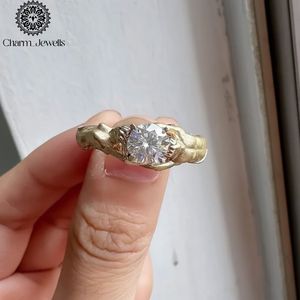 Bague de fiançailles pour femme Charm Jewells en argent plaqué or avec moissanite taille coussin, sertie à griffes, design animal vintage, IGI - Product Image 2