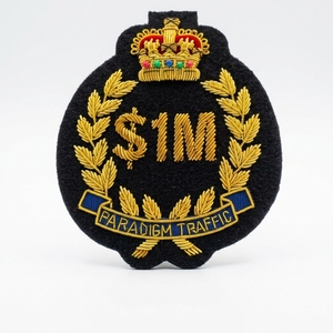 Badge personnalisé en fil d'or, couronne brodée à la main, badge de récompense pour les réalisations - Product Image 1
