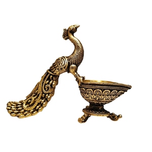 Lámpara de aceite de latón decorativa tradicional hecha a mano Hind Craft Living con diseño de pavo real / Figura artesanal étnica Akhand Diya Pooja para Diwali - Product Image 3