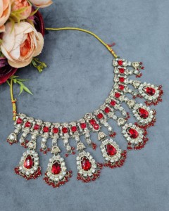 Parure de bijoux ethniques plaqués or antique avec collier, boucles d'oreilles et mangtika en pierre de cristal taille poire, pour occasions festives, vente en gros - Product Image 2