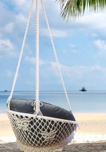 Silla Colgante de Macramé: Encaje Color Marfil, Almohadas Color Grafito, Columpio Tejido - Product Image 2