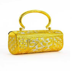 Bolso de mano vintage de latón dorado decorado con motivos de hojas festoneadas, cierre ornamental y correa de cadena, a precios de mayorista. - Product Image 2