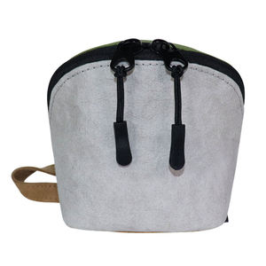 Bolsa pequeña minimalista de papel kraft arrugado con cremallera y bloques de color para tarjetas de visita, tarjeteros, documentos y cosméticos. - Product Image 4