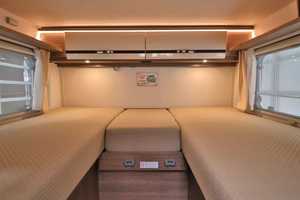 Autocaravana Económica Tipo Alcove, Modelo 2016, Blanca, Euro 5, para 4-6 Personas, Viajes Familiares de Lujo, con Piso Acrílico y Capacidad de Carga de 11000 kg - Product Image 3
