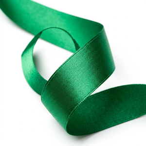 Cinta de Satén Verde Esmeralda de 12 mm de Una Cara, Fabricante OEM, Paquete de 10 Rollos x 8 Metros para Envoltura Floral, Manualidades Festivas, Venta al por Mayor - Product Image 1
