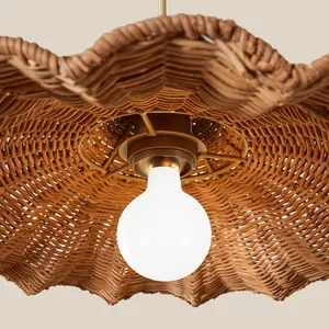 Abat-jour en rotin festonné, abat-jour de lampe suspendue ondulé et évasé, abat-jour de lampe suspendue artisanal en forme de fleur, couverture de lampe de plafond vintage Japandi - Product Image 4