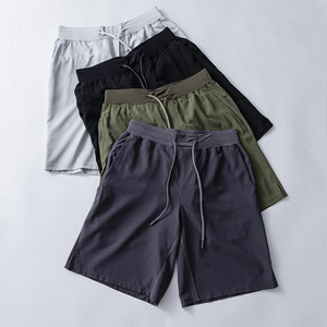 Pantalones cortos de alto rendimiento. Franjas laterales deportivas y detalles en contraste para un estilo llamativo. aparición atlética profesional. - Product Image 3