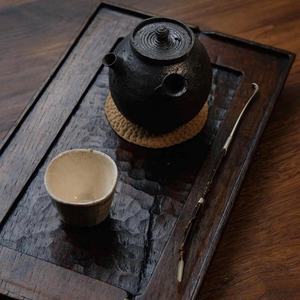 Plateau en bois Wabi-Sabi, plateau à thé sculpté à la main, plateau en bois rustique, décoration zen pour la maison, esthétique japonaise, look vintage, cadeau minimaliste - Product Image 1