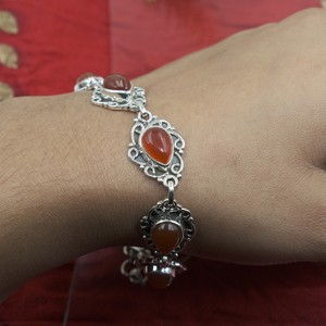 กำไลข้อมือคาร์เนเลียนทรงหยดน้ำธรรมชาติ เงินแท้ 925 ทำมือ วินเทจ ลายฉลุ  สำหรับผู้หญิง ของขวัญ เครื่องประดับสำหรับผู้หญิงและผู้ชาย - Product Image 3