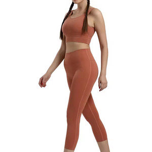 Conjunto de yoga sin costuras con cuello cuadrado, diseño de cintura alta en colores modernos, ajuste ceñido, de alta calidad, ropa deportiva para mujer, ropa para correr. - Product Image 3
