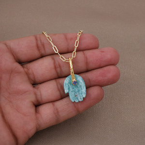 Collier pendentif main Hamsa en amazonite avec calcédoine bleu encre, chaîne trombone plaquée or 18 carats, bijoux spirituels faits à la main - Product Image 2