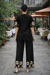 Collection haut de gamme de tenues coordonnées noires à manches longues pour femmes, pour le bureau et les soirées, disponibles à bas prix. - Product Image 4