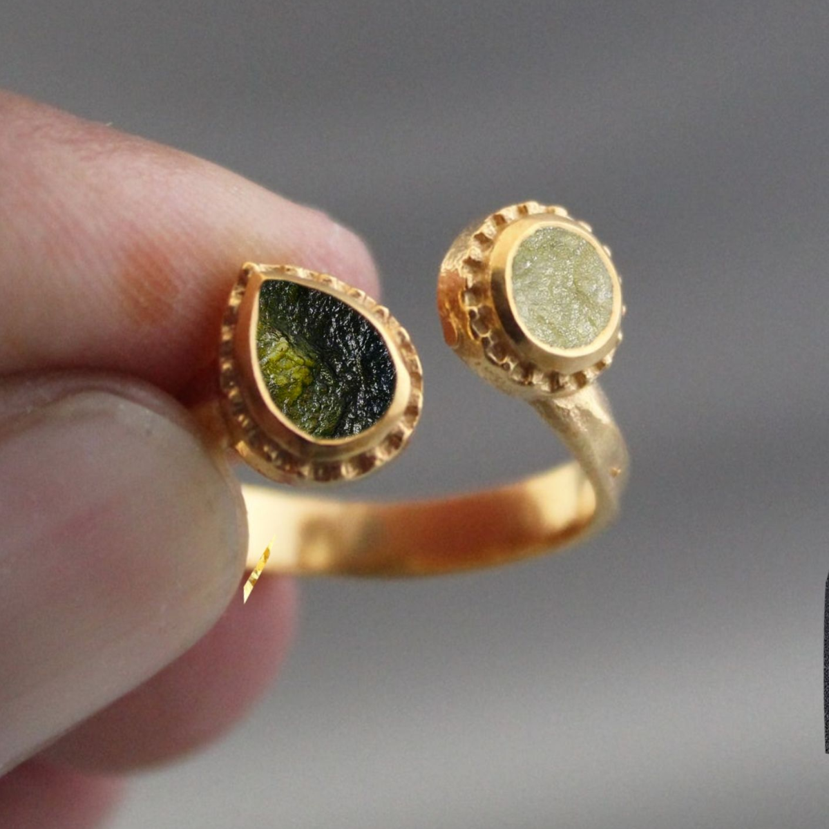 หินสีเขียวพร้อมแถบชุบทอง