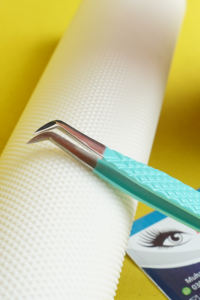 Pince à épiler de précision Ultra Grip pour cils, outils de beauté à micro-pointe sans interstice, pince à épiler ultra-fine pour cils Signature - Product Image 2