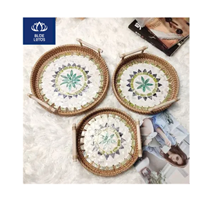 TENDANCES ACTUELLES : Plateau en rotin écologique et sûr, incrusté de perles et de coquillages purs, idéal pour la décoration de table et le service du petit-déjeuner, vente directe - Product Image 1