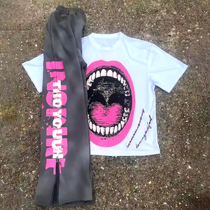 Nouvel ensemble de survêtement streetwear unisexe 2026 : T-shirt blanc avec imprimé bouche rose, pantalon gris avec logo rose, fermeture éclair et poches latérales, coupe régulière - Product Image 1