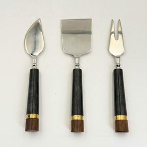 ชุดชีสพร้อมด้ามจับเรซิ่นสีดำรุ่นล่าสุด ดีไซน์ใหม่ พร้อมส้อมและมีดชีสโลหะ สำหรับใช้ในบ้าน โรงแรม ห้องครัว บนโต๊ะอาหาร - Product Image 1