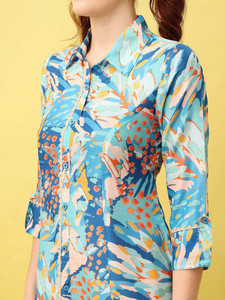 Camisa de Vestir Formal Azul Floral de Georgette Ecológica y Natural, con Cuello Camisero, Largo hasta la Rodilla, Manga Corta, con Encaje Drapeado para Boda - Product Image 3